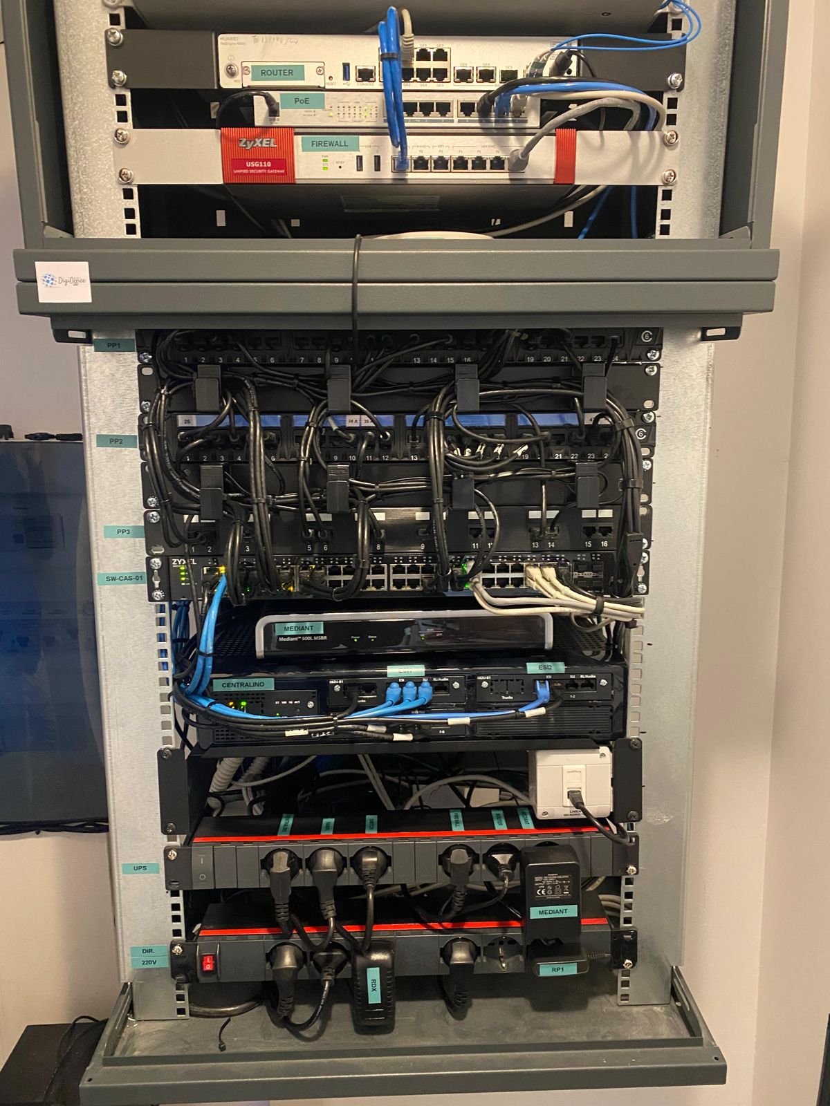 Armadio rack realizzato da DigiOffice, con firewall, centralino e collegamenti etichettati